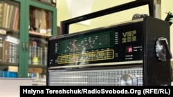 По такому транзистору VEF багато українців слухали Радіо Свобода у період заборони в СРСР. Радянська влада почала одразу ж глушити всі передачі Радіо Свобода