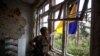Ukrajinski vojnik 17. juna ispravlja nacionalnu zastavu svoje zemlje, okačenu na Domu kulture u novooslobođenom selu Blahodatne, u blizini linije fronta u oblasti Donjeck. Selo je bilo među prvima koje je ponovo zauzeto tokom ranih faza kijevske kontraofanzive.