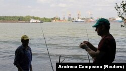 Романци ловат риба на Дунав наспроти украинското пристаниште Измаил