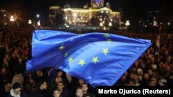 Учасники акції несли транспаранти та прапори Сербії та Європейського Союзу, свистіли в свистки та неодноразово вигукували «злодії, злодії»