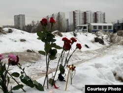 Oamenii au lăsat flori în cimitirul unde a fost înmormântat pe 1 martie 2024 Alexei Navalnîi.