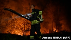 Një zjarrfikës gjatë shuarjes së zjarreve në një pyll afër Prishtinës më 2024. 