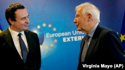 კოსოვოს პრემიერ-მინისტრი ალბან კურტი (მარცხნივ) და ჟოზეპ ბორელი, ევროკავშირის უმაღლესი წარმომადგენელი საგარეო საქმეთა და უსაფრთხოების პოლიტიკის საკითხებში.