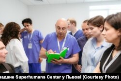 Французькі лікарі проводять навчання українським медикам
