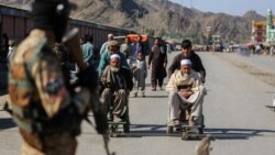 بیماران افغان که منتظر انتقال به پاکستان هستند 