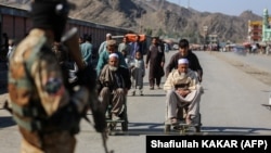 بیماران افغان که منتظر انتقال به پاکستان هستند 