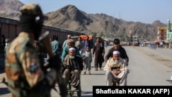 افغانها اکثرأ برای تداوی٬ دیدن اقارب و یا هم فرار از تهدیدات امنیتی داخل افغانستان به پاکستان می روند