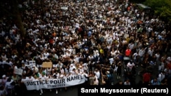 Демонстрация протеста (в данном случае мирная) под лозунгом "Справедливость для Наэля" в Нантере, родном городе убитого подростка