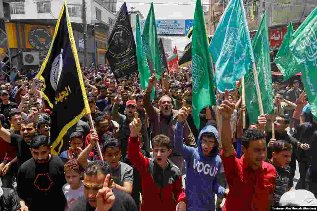 Palestinezë duke marrë pjesë në funeralin e komandantit të Xhihadit Islamik, Ali Ghali, dhe vëllait të tij, Mahmoudit, të cilët u vranë nga një sulm izraelit, në Hanin e Jonuzit, në Rripin e Gazës, më 11 maj 2023.