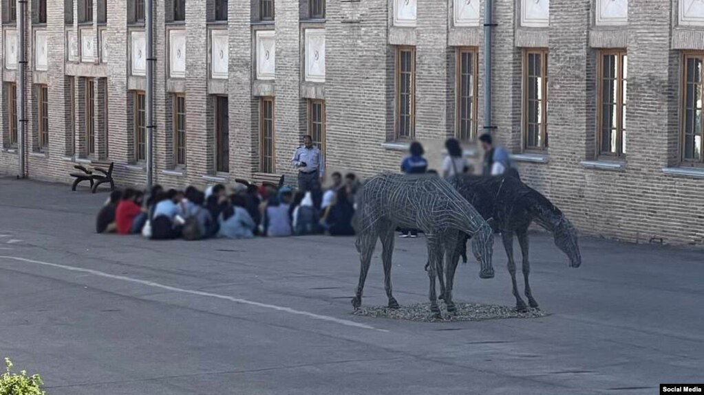 عکسی که از دانشجویان متحصن دانشگاه هنر در شبکه‌های اجتماعی منتشر شده است