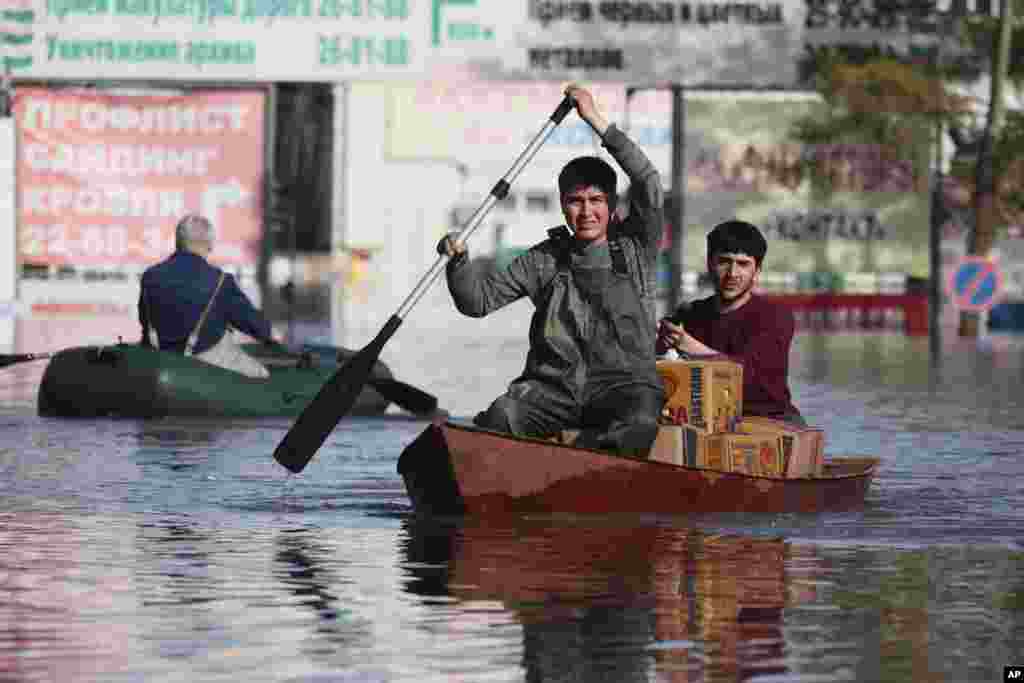 Men use boats to deliver food in Orenburg, a city of some 550,000 people located about 1,200 kilometers east of Moscow where more than 2,500 homes were flooded. &nbsp;