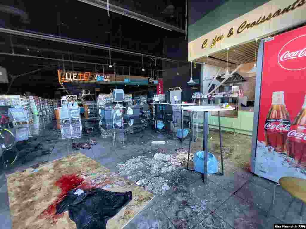 Плями крові на землі в гіпермаркеті, де від російського ракетного обстрілу загинув місцевий житель, Херсон, 3 травня 2023 року