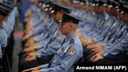 Pripadnici Policije Kosova tokom ceremonije dodele diploma 58. generacije policije u Prištini, 14. jul 2023.