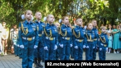 Школьники в Севастополе приносят клятву кадетов МЧС России, октябрь 2023 года