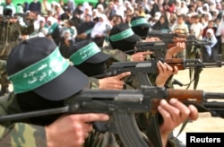  Бойци на Хамас с автомати AK-47 по улиците на Газа. Снимката е от 2004 година 