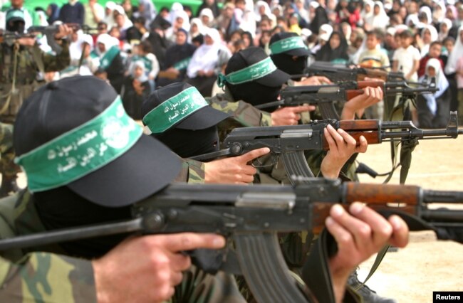 Бойци на Хамас с автомати AK-47 по улиците на Газа. Снимката е от 2004 г.
