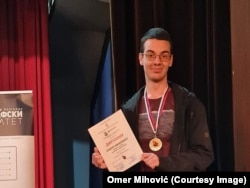 Omer Mihovic na dodjeli diploma na republičkom takmičenju iz geografije
