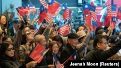 Një turmë e përkrahësve rrethojnë presidenten e Tajvanit, Tsai Ing-wen, gjatë arritjes së saj në Nju Jork. 29 mars 2023.