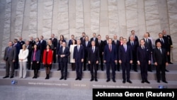 Fotografie de grup în ziua reuniunii miniștrilor de externe ai NATO la sediul Alianței din Bruxelles, 3 aprilie.