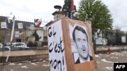 Slika francuskog predsjednika Macrona na transparentu tokom protesta protiv reforme penzijskog sistema u Le Mansu na zapadu Francuske, 14. april 2023.