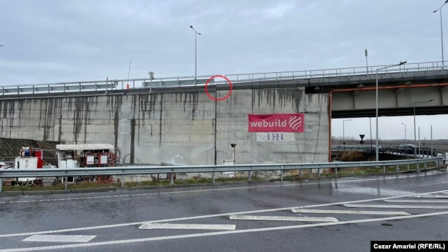 În imagine, încercuită cu roșu este o zonă a căii de acces către podul de la Brăila care s-ar fi tasat cu câțiva centimetri, după cum a relatat Europa Liberă în luna martie.