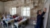 روز جهانی معلم؛ شمار زیاد از آموزگاران در افغانستان خانه نشین شده‌اند