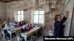استاد حین تدریس برای دانش آموزان در یکی از مکاتب افغانستان - عکس از آرشیف