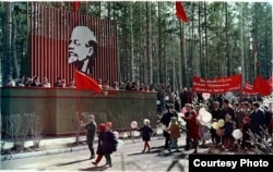 Праздничная демонстрация в одном из закрытых советских городов