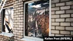 Prozor na kući čija je unutrašnjost uništena vrelinom i gelerima, Harkiv.