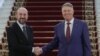 Președintele Consiliului European, Charles Michel (s) și președintele României, Klaus Iohannis.