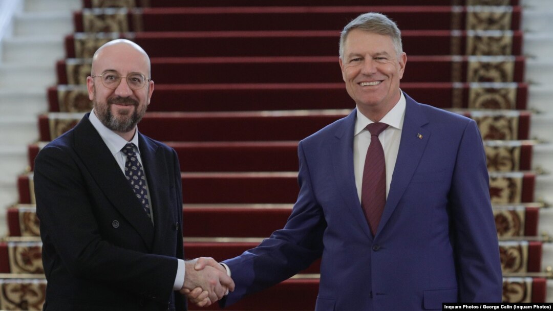 Președintele Consiliului European, Charles Michel (s) și președintele României, Klaus Iohannis.