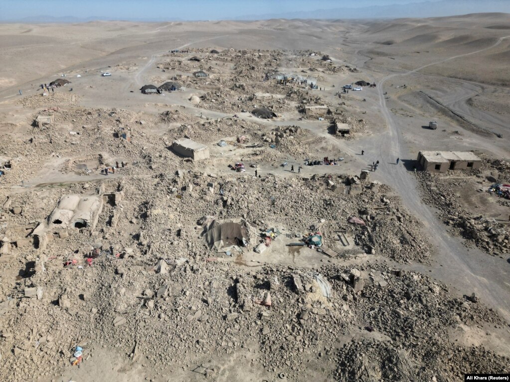 Una veduta aerea delle case distrutte dopo il terremoto dell'11 ottobre nel villaggio di Chahak.