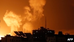 Дим се издига над сгради в град Газа, след като Израел нанесе въздушни удари по палестинския анклав на 6 април 2023 г. 