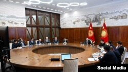 Президент Садыр Жапаров баштаган өкмөт жетекчилери Кытайдан келген делегация менен жолугушууда. 20-март, 2023-жыл. 