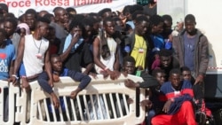 Menekültek az olaszországi Lampedusa szigetén Ursula von der Leyen európai bizottsági elnök és Giorgia Meloni olasz kormányfő látogatása előtt, 2023. szeptember 17-én