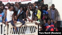 Menekültek az olaszországi Lampedusa szigetén, Ursula von der Leyen európai bizottsági elnök és Giorgia Meloni olasz kormányfő látogatása előtt, 2023. szeptember 17-én.