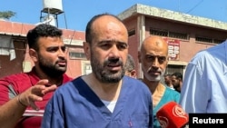 Muhammad Abu Salmiya (u sredini) ispred bolnice Nasser u Khan Younisu nakon što ga je oslobodio Izrael, Pojas Gaze, 1. juli 2024.