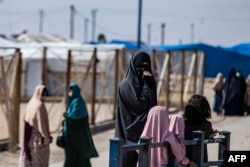 Žena s djecom u kampu Roj, gdje se nalaze obitelji osoba za koje se sumnja da pripadaju grupi "Islamska država", u sirijskoj sjeveroistočnoj provinciji Hasakah 8. oktobra 2023.