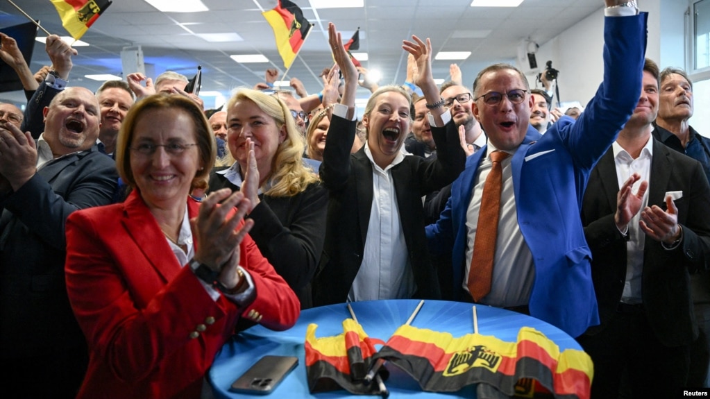 Съпредседателите на "Алтернатива за Германия" Алис Вайдел и Тино Хрупала реагират на резултатите след изборите за Европейски парламент в Берлин, Германия, 9 юни 2024 г.