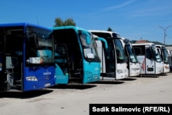 Autobusi u blizini vojničkog i gradskog groblja u Bratuncu, 6. juli 2024.