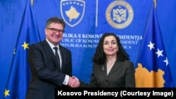 Predsednica Kosova Vjosa Osmani i specijalni izaslanik EU Miroslav Lajčak u Prištini, 30. januara 2024.