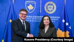 Presidentja e Kosovës, Vjosa Osmani, shtrëngon duart me të dërguarin e posaçëm të BE-së për dialogun mes Kosovës dhe Serbisë, 30 janar 2024.