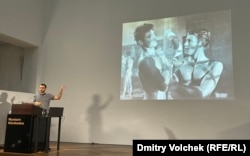 Профессор Йованович иллюстрирует свой доклад кадром из фильма Франтишека Чапа