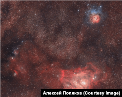 Туманности Лагуна и Тройная, по каталогу Шарля Месье М8 и М20, – области звездообразования в гуще Млечного Пути. Снято в Горном Алтае, Курайская степь