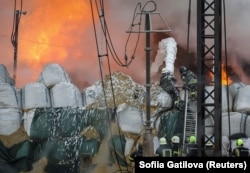 ДСНСники гасять пожежу у Харкові на місці російського удару. 22 березня 2024 року