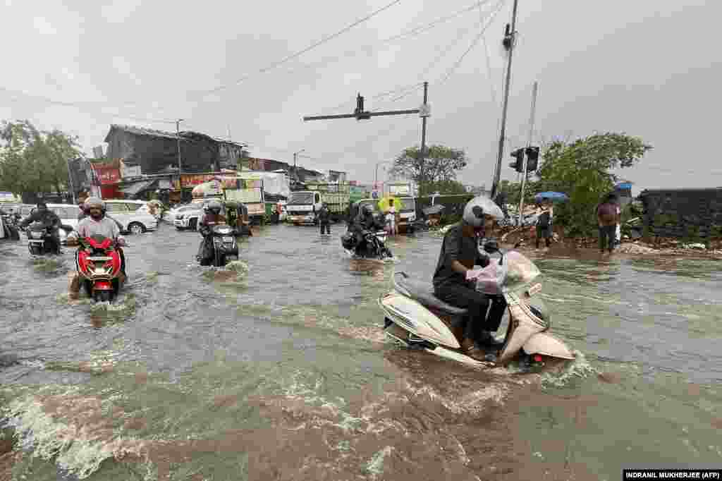 Indijski grad Mumbai zahvaćen je teškim monsunom koji je doveo do otežanog kretanja i ulica punih vode.