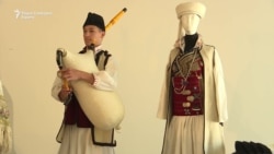Млади колекционери ги извадија традиционалните носии од заборав