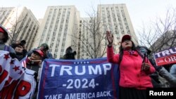 Trumpove pristalice ispred sudnice u New Yorku, 20. mart 2023.