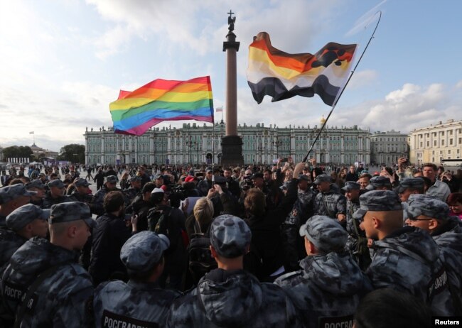 Në vitin 2019, komuniteti LGBT mundi, edhe pse jo pa probleme, të zhvillonte veprimet e tyre në Rusi.  Është e pamundur tani
