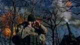 Українські військові ведуть вогонь із самохідної гаубиці по російських позиціях поблизу Бахмуту Донецької області 5 березня 2023 року.<br />
<br />
Російські війська прагнуть оточити зруйноване місто, яке президент України Володимир Зеленський назвав &laquo;нашою фортецею&raquo;